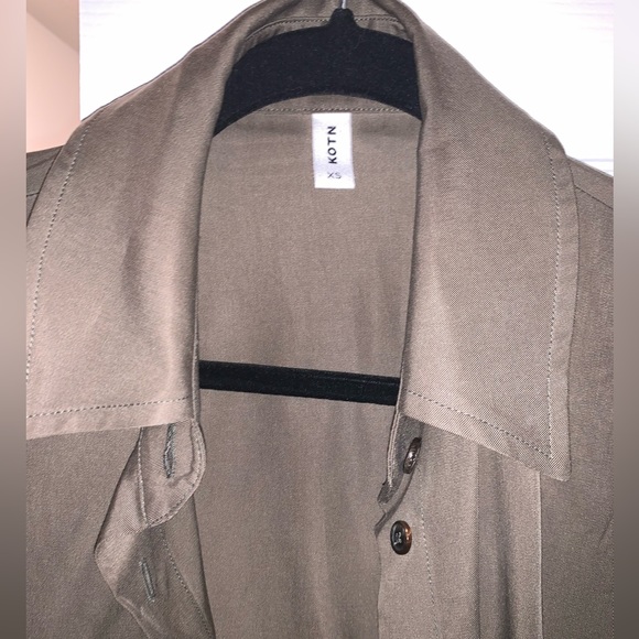 A flowy, relaxed button-down crafted from lyocell micro twill from Kotn. - Picture 6 of 6